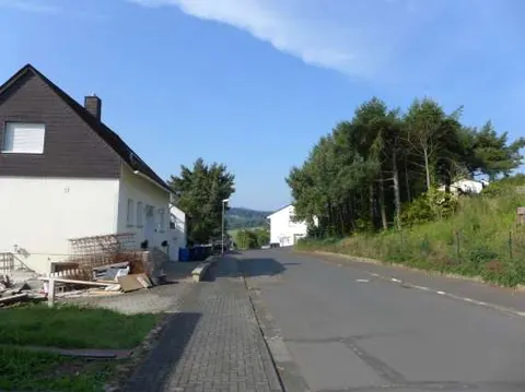 Einfamilienhaus mit zwei Garagen
