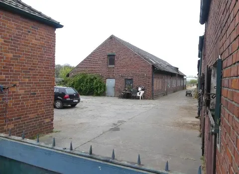 Hofstelle mit Betriebsleiterwohnung und Stallgebäuden