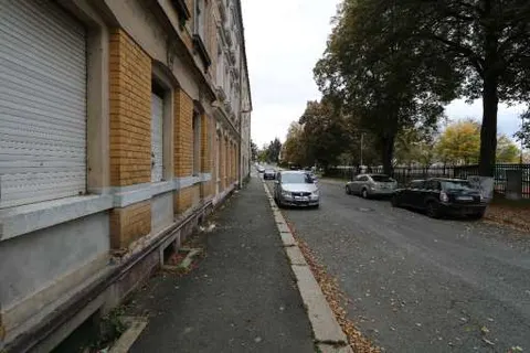 Unbewohnbares Mehrfamilienhaus im Stadtzentrum