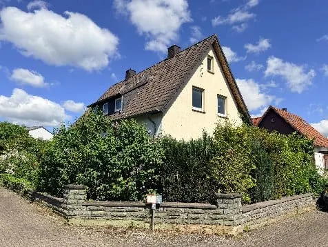 Sanierungsbedürftiges Zweifamilienhaus