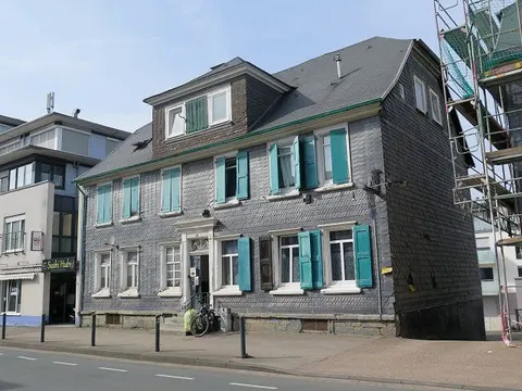 Denkmalgeschütztes Mehrfamilienhaus mit Modernisierungsbedarf