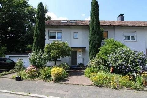 Zweifamilienhaus mit zwei Garagen