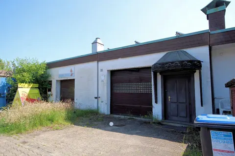 Gewerbehallen mit Bürotrakt