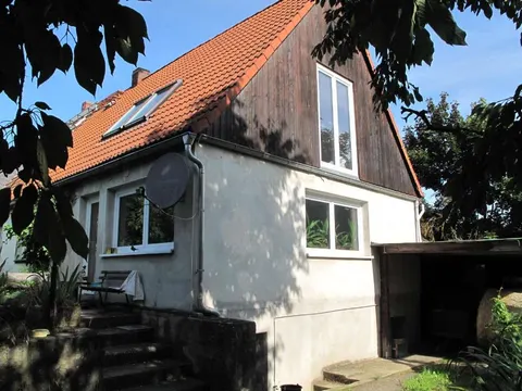 Einfamilienhaus mit Nebengebäuden