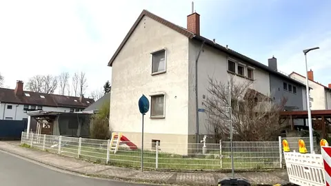 Einfamilienhaus mit Garage und Carport