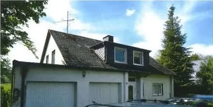 Mehrfamilienhaus mit Garage und Schuppen