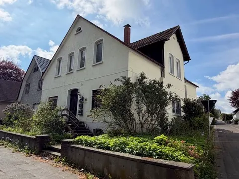 Sanierungsbedürftiges Einfamilienhaus mit Stallanbau