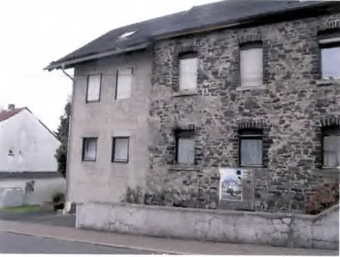 Zweifamilienhaus mit Nebengebäude und Garage
