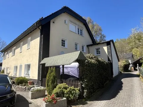 Mehrfamilienhaus mit Garagen und Werkstatt