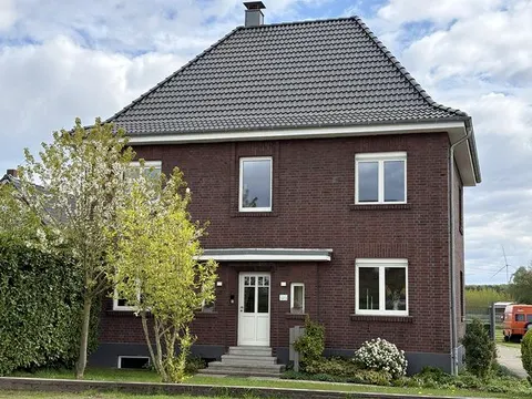 Zweifamilienhaus mit Nebengebäuden