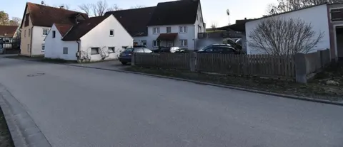 Sanierungsbedürftiges Einfamilienhaus mit Nebengebäuden