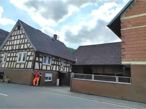 Einfamilienhaus mit Nebengebäuden