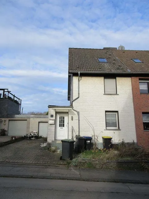 Doppelhaushälfte mit Sanierungsbedarf