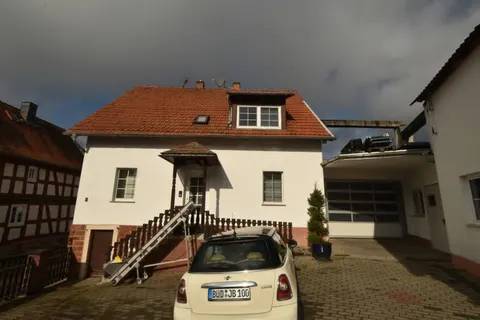 Sanierungsbedürftiges Einfamilienhaus mit Nebengebäuden
