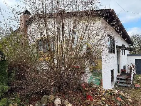 Sanierungsbedürftiges Einfamilienhaus mit Anbau