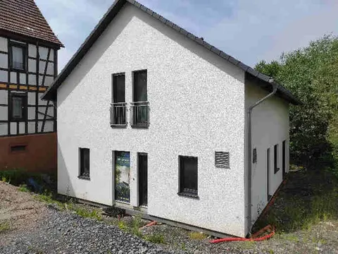 Sanierungsbedürftiges Einfamilienhaus mit Garage
