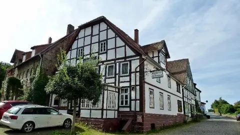 Wohn- und Geschäftshaus mit zwei Nebengebäuden