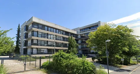 Verwaltungsgebäude mit Stellplatzanlage