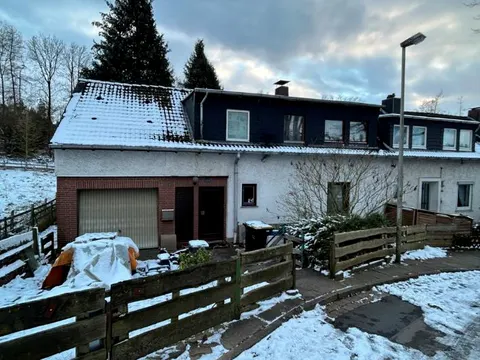 Sanierungsbedürftiges Reihenendhaus mit Garage