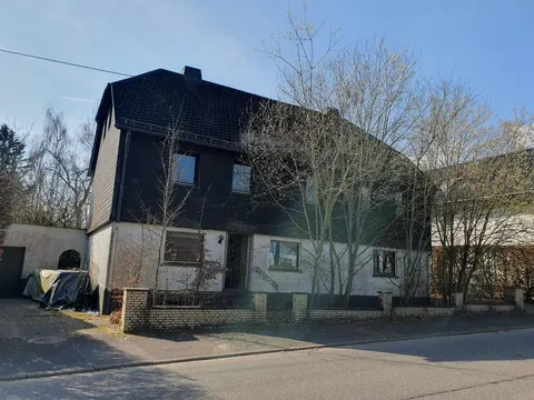Sanierungsbedürftiges Einfamilienhaus mit Garage