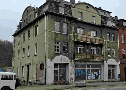 Wohn- und Geschäftshaus mit Garagen in desolatem Zustand