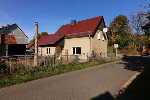 Einfamilienhaus mit Nebengebäuden