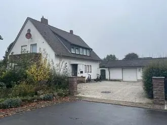 Zweifamilienhaus mit Anbau und Doppelgarage