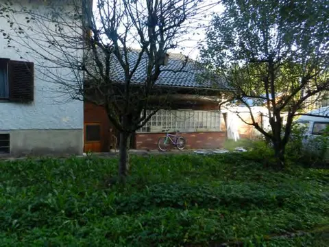 Baugrundstück mit Zweifamilienhaus zur Liquidation