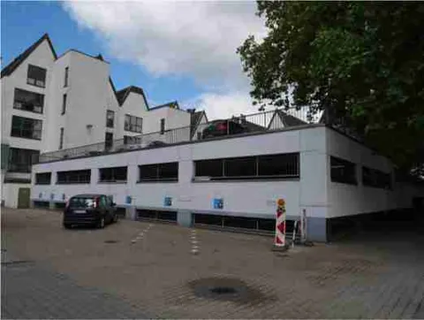 Geschäfts- und Bürogebäude mit Parkhaus