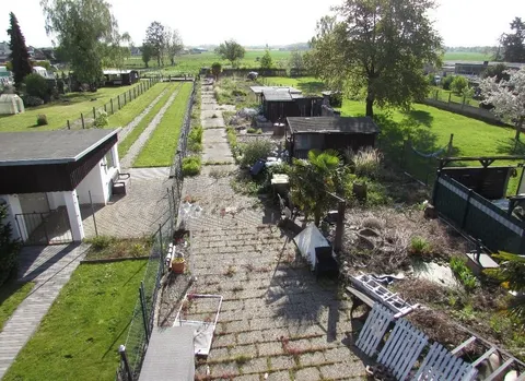Sanierungsbedürftiges Einfamilienhaus mit Garage