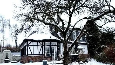 Einfamilienhaus mit Nebengebäuden