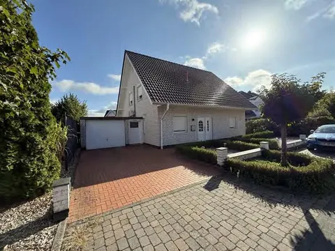 Zweifamilienhaus mit Garage