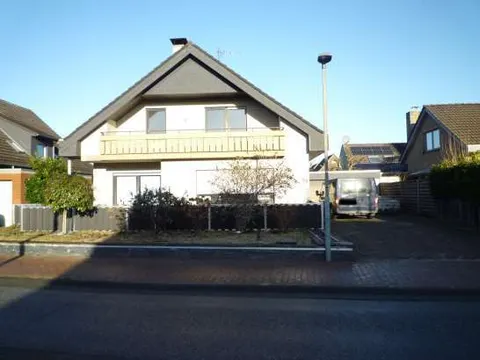 Einfamilienhaus mit Doppelgarage und Gartengrundstück