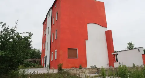 Mehrfamilienhaus mit Sanierungsbedarf