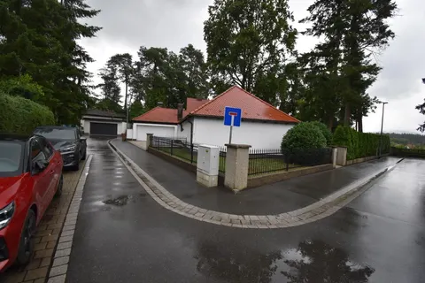 Einfamilienhaus mit Schwimmhalle und Waldfläche