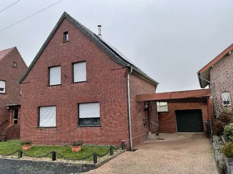 Einfamilienhaus mit Anbau, Garage und Nebengebäude