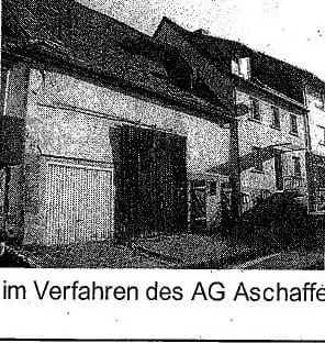 Zweifamilienhaus mit Scheune und Schuppen
