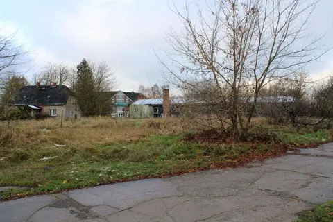 Wohnhaus mit Nebengebäuden und unbebauten Grundstücken