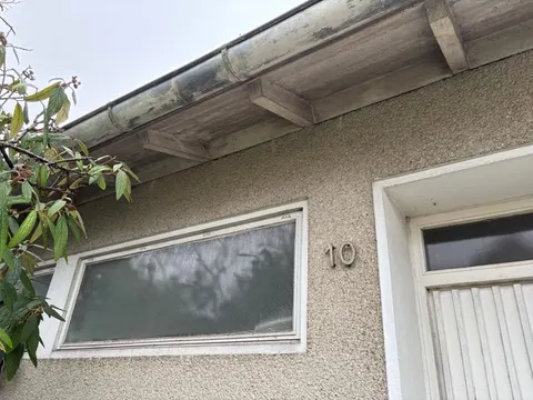 Sanierungsbedürftiges Einfamilienhaus mit Garage