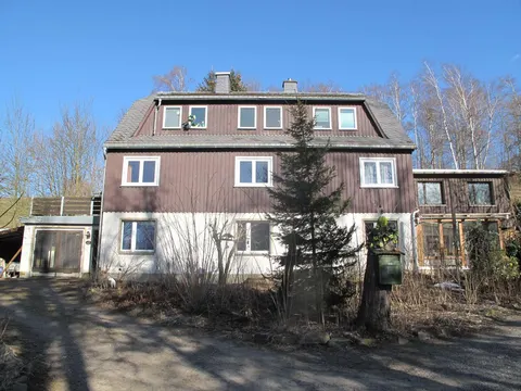 Wohnhaus mit Anbau und Garagen