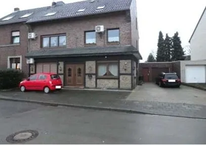 Zweifamilienhaus mit Anbauten und Garage