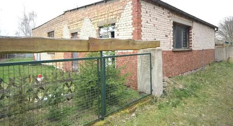 Einfamilienhaus mit Nebengebäuden