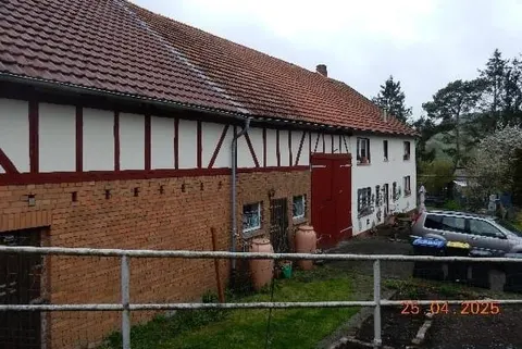 Einfamilienhaus mit landwirtschaftlichen Gebäuden