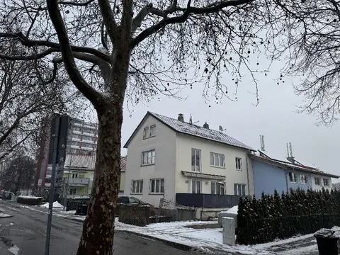 Renovierungsbedürftiges Mehrfamilienhaus