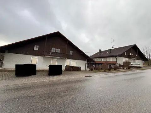 Wohn- und Appartementhaus mit Nebengebäuden