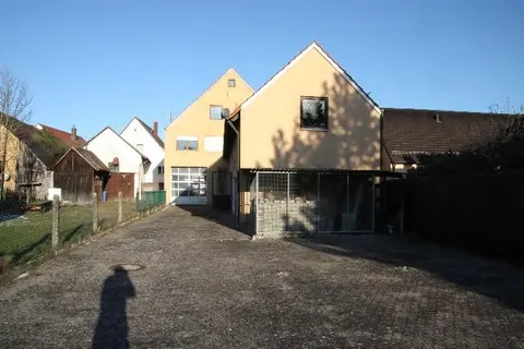 Geschäftshaus mit Werkstatt- und Lageranbau