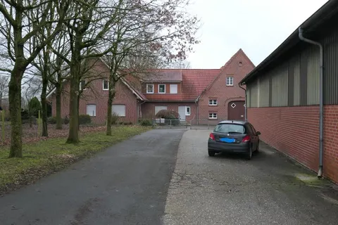 Landwirtschaftliche Hofstelle mit Ackerland