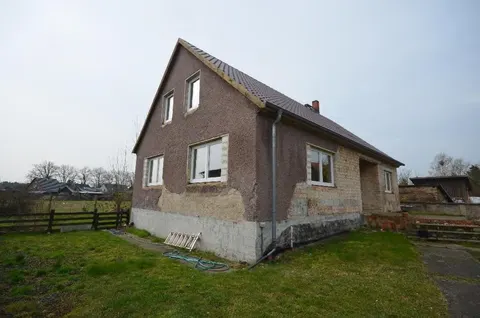 Einfamilienhaus mit Nebengebäude