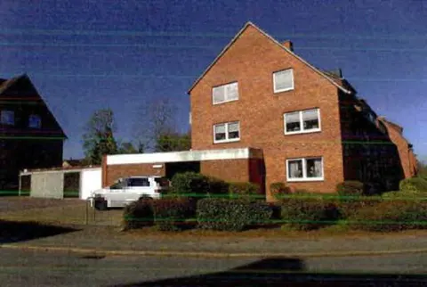 Mehrfamilienhaus mit Anbau und Garagen