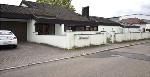 Einfamilienhaus mit Einliegerwohnung und Garage